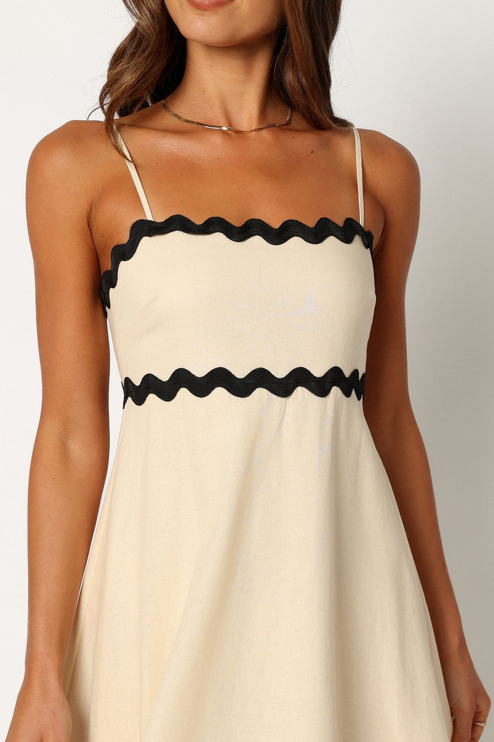 Elegant Evening Dress – Sophisticated & Timeless Fashion Statement
